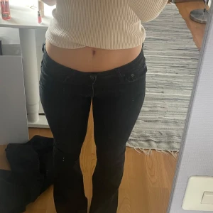 Svarta Lågmidjade bootcut jeans  - Snygga svarta bootcut jeans med låg midja ifrån Crocker🖤⚡️ midjemått: 37cm  Innerbenslängd: 77cm  OBS de är inte kolsvarta utan mer som de sista bilderna! Jag är 166 cm för referens🫶🏼 byxorna har även stretch och är mycket bekväma! Är öppen för prisförslag!