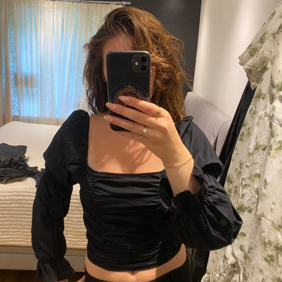 Svart blus med puffärmar och rynk