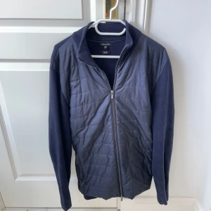 Massimo Dutti cardigan  - Riktigt fet Massimo Dutti cardigan i storlek L. Modellen är 180,75 kg men rekommenderar för större. Inga som helst defekter. Skönt hur det går från dun till stickat! Kom med frågor! 