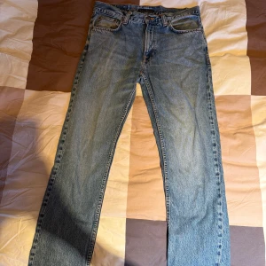 Nudie gritty jackson w31/32 - Tja säljer ett par nudie gritty jackson 31/32 dem är i regular fit, skriv om ni har frågor :)