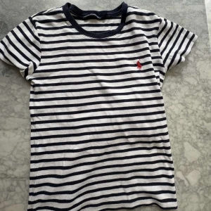 Randig t-shirt från Ralph Lauren  - Säljer denna super fina t-shirten från Ralph lauren, som självklart är äkta!!💕 Dock är den köpt för några år sedan, och är i storlek M, men skulle  säga att den riktar sig mer åt att passa storlek S🌟 Köpare står för frakt 📦 