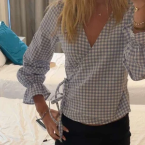 Blåvit rutig omlottblus med snörning - Supersöt blå och vit rutig omlottblus ifrån Zara!❤️