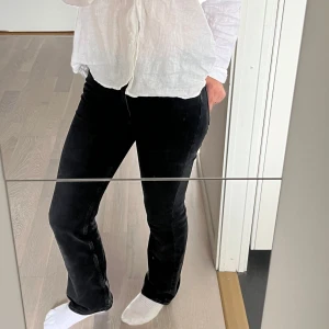 Svarta bootcut jeans  - Svarta jeans från HM i bootcut-modell mid waist enligt mig🩵Klassisk femficksdesign och dragkedja fram. Jeansen är i stretchigt denimtyg och passar till allt.