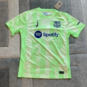 Barcelona Nike fotbollströja ljusgrön - 🔵🟢 Säljer en helt ny FC Barcelona tredje tröja 2024/2025 i storlek M 🧵Broderad Nike-logga & klubbemblem – hög kvalitet 🏷️ Taggen sitter kvar – aldrig använd!  💬 Hör av dig om du har några frågor!