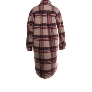 Rutig overshirt från H&M i beige och vinrött - Snygg lång overshirt från H&M i beige med vinröda och mörkblå rutor. Jackan har klassisk krage, knäppning framtill med stora knappar och en bröstficka. Perfekt lager-på-lager-plagg för höst och vinter.