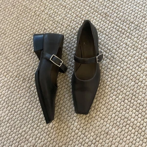 Vagabond Eida mary janes - Suupersnygga skor från vagabonds Atelier-kollektion, modell Eida. De är i en lite gråsvart färg som inte finns på hemsidan. Äkta läder, nypris 2300kr 🫶🏻Knappt använda, aldrig använda utomhus ❤️
