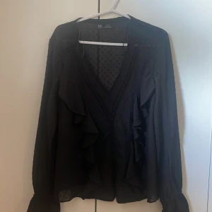 Svart Zara blus - En sååå snygg svart blus från Zara i storlek xs! Skulle säga att den mer sitter som en s då den är lite stor i storleken❤️skriv för fler frågor! Pris kan diskuteras❤️