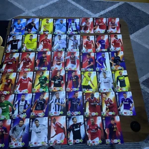 UEFA Champions League Adrenalyn XL 2012-2013 - Samling av Panini Adrenalyn XL 2012-2013 Champions League-kort! Perfekt för dig som älskar fotboll, samlar på spelarkort eller vill utmana vänner i ett spännande kortspel med Europas största stjärnor. Färgstarka kort med spelare från toppklubbar.