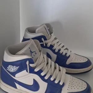 Jordan 1 kentucky - Säljer ett par riktigt fina jordan 1 kentucky. De är mycket bra skick, nästan som ny. Storlek 37.5