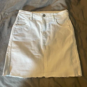 Vit jeans kjol - Vit jeanskjol från hm, aldrig använd bara avklippt lite