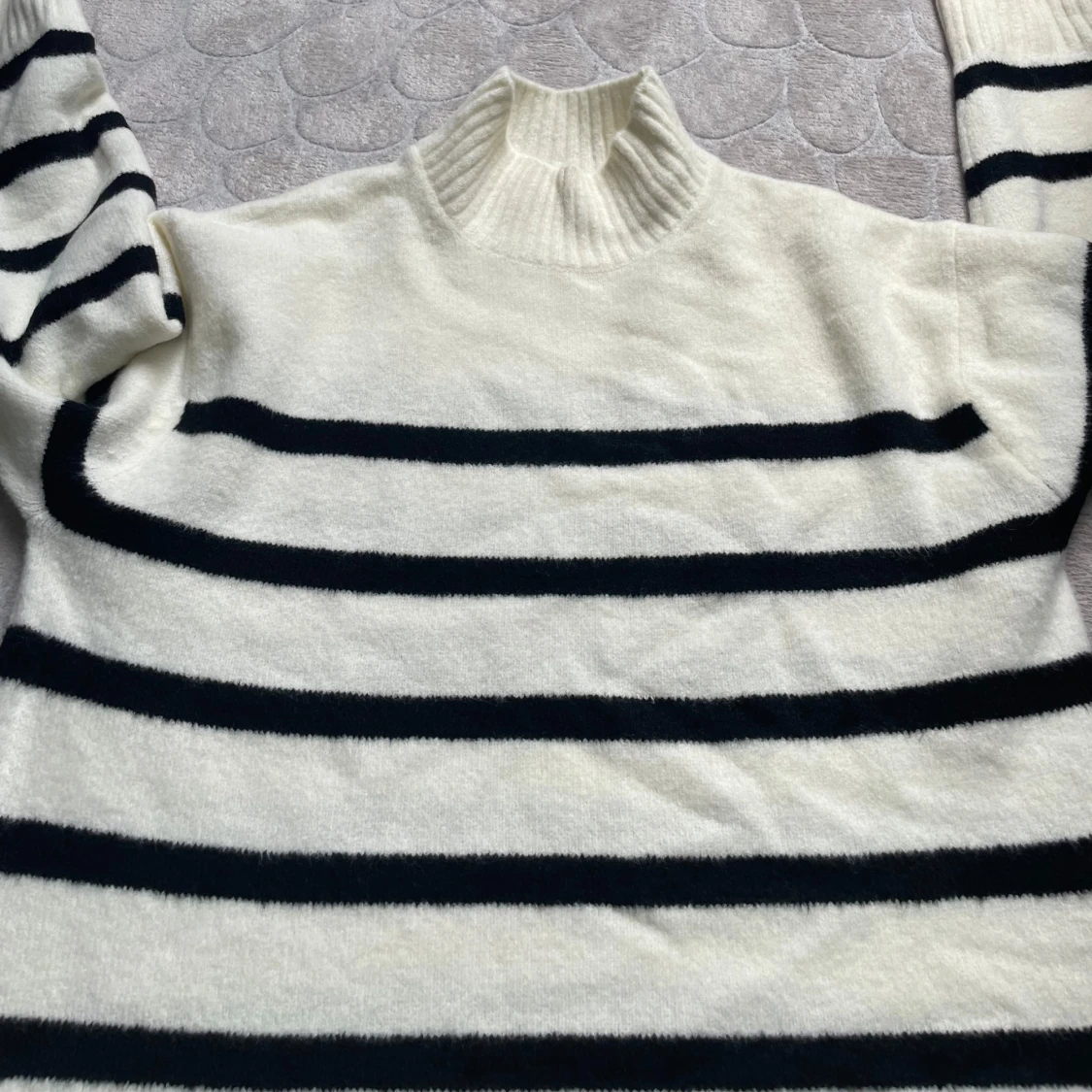 Randig polotröja från GU, vit och svart