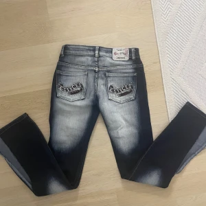 Blå E-Styles jeans - Snygga blå jeans från E-Styles med  text på bakfickorna. Jeansen har en faded effekt framtill och baktill💓