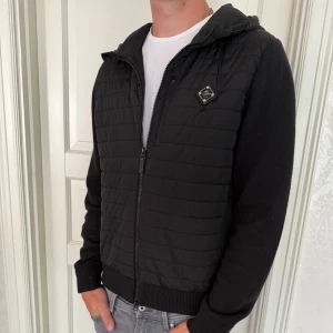 J.Lindeberg cardigan  - Cardigan från J.lindeberg storlek L skick 8/10 nypris 3200kr modellen är 188 och väger 75kg