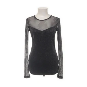 Svart glittrig topp  - Snygg svart glittrig topp med transparent mesh upptill och på ärmarna. Super snygg och passar perfekt till fest eller lite mer uppklätt🩵 