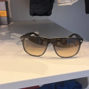 Ray-Ban boyfriend solglasögon - Snygga Ray-Bans med brunmelerad båge och klassisk form. Lite repor annars fint, pris går självklart att få ner vid snabb affär, hör av dig vid minsta fråga🤗/Max