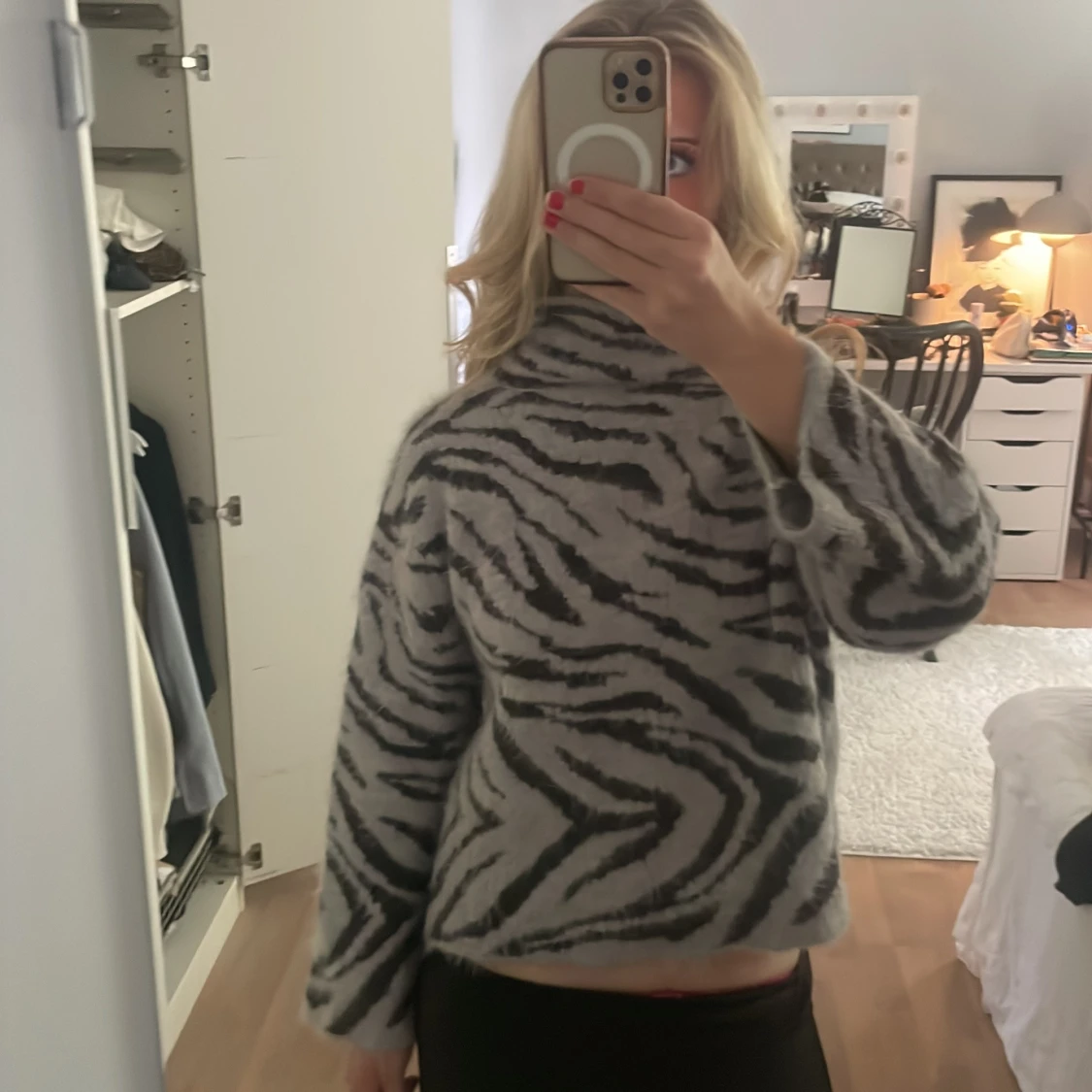 Grå zebramönstrad polotröja