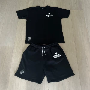 Valerra summer set - sommarset från Valerra, bestående av matchande T-shirt och shorts. Setet har en minimalistisk design med en broderad logga på bröstet och en större tryckt logga som ger en modern touch.  Materialet är av premiumkvalitet – huvudsakligen bomull – vilket gör det både bekvämt och perfekt för varma dagar. Det här setet är en del av en exklusiv drop och kommer med största sannolikhet inte att släppas igen i år.  Perfekt för dig som gillar stilrena, street-inspirerade plagg med hög kvalité!