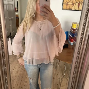 Ljusrosa volangblus med vida ärmar - Superfin ljusrosa blus i i storlek M