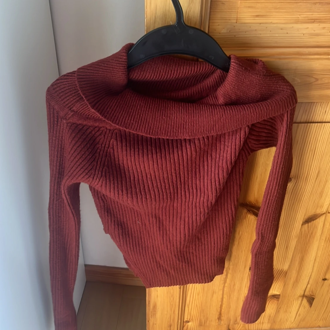 Mörkröd ribbad stickad tröja H&M - 1