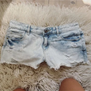 Lågmidjade jeanshorts ljusblåa lowrise - Sååå snygga! Midja rakt över ca 38 cm