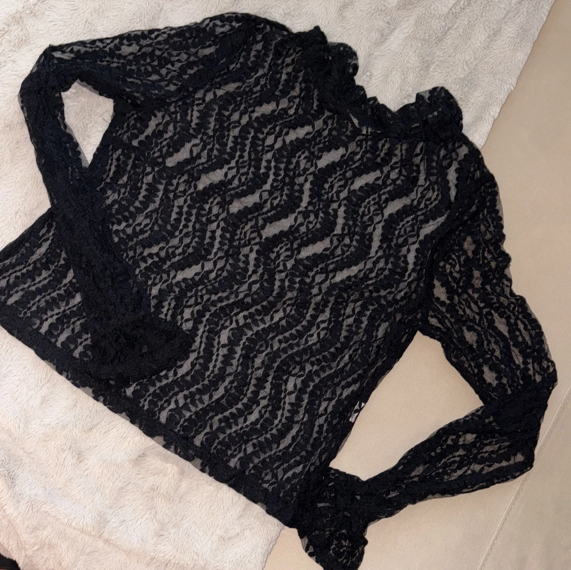 Svart spetsblus med volangkrage - 1