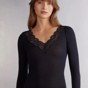 Intimissimi tröja - Säljer min svarta intimissimi tröja med spets eftersom den ej kommer till användning, använd förtal gånger (pris kan diskuteras)💕passar både xs och s