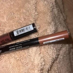 NYX läppstift och penna - Säljer helt nya oöppnade två NYX Lingerie Push-Up produkter: ett flytande läppstift i en matt, brunrosa nyans och en långvarig läppenna i färgen, som är en varm nude-brun ton. Perfekt combo för att skapa snygga läppar. Båda tillsammans säljs för: 100 kr, vid köp av en produkt: 65 kr 