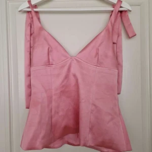 Rosa topp från Zara  - Sååå fin topp från Zara. Helt oanvänd.