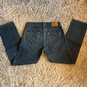 Nudie Selvage jeans - Säljer dessa snygga Nudie selvage jeansen i storlek 31/32. De är i bra skick, inga defekter. Jeansen är dry pure selvage och kommer få en wash efter man har använt de ett tag. Bara att skriva över frågor och funderingar.