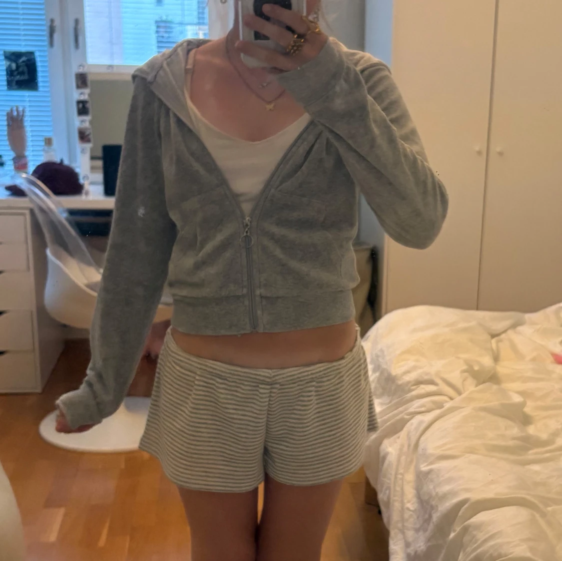 Grå hoodie med dragkedja från Gina Tricot - 2