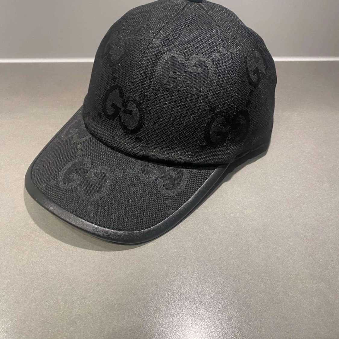 Svart keps från Gucci med GG-mönster