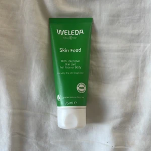 Weleda Skin Food 75 ml - Weleda Skin Food är en intensivt återfuktande kräm för ansikte och kropp. Kommer i en grön tub på 75 ml med vit kork. Innehåller naturliga och ekologiska ingredienser, perfekt för torr och sträv hud. Aldrig använd! 