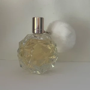 Ariana Grande Ari 100ml - 100ml edp Top notes are Raspberry, Pear and Grapefruit. middle notes are Vanilla Orchid, Rose and Lily-of-the-Valley base notes are Marshmallow, Musk and Woody Notes.