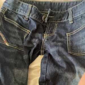 Mörkblå jeans från G-Star RAW - Snygga mörkblå jeans från G-Star RAW med en cool dragkedjedetalj på bakfickan. 