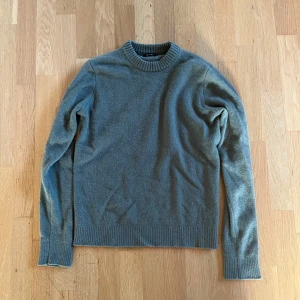 Massimo dutti knit - En enkel och stilren grön stickad tröja med rund halsringning och ribbade muddar vid ärmslut och nederkant. Perfekt för lager-på-lager och passar till de flesta outfits. Skön och mjuk känsla, passar dig som gillar klassisk stil.