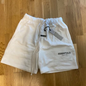 Vita Essentials Fear of God shorts - Behöver snabb affär kom med prisförslag!