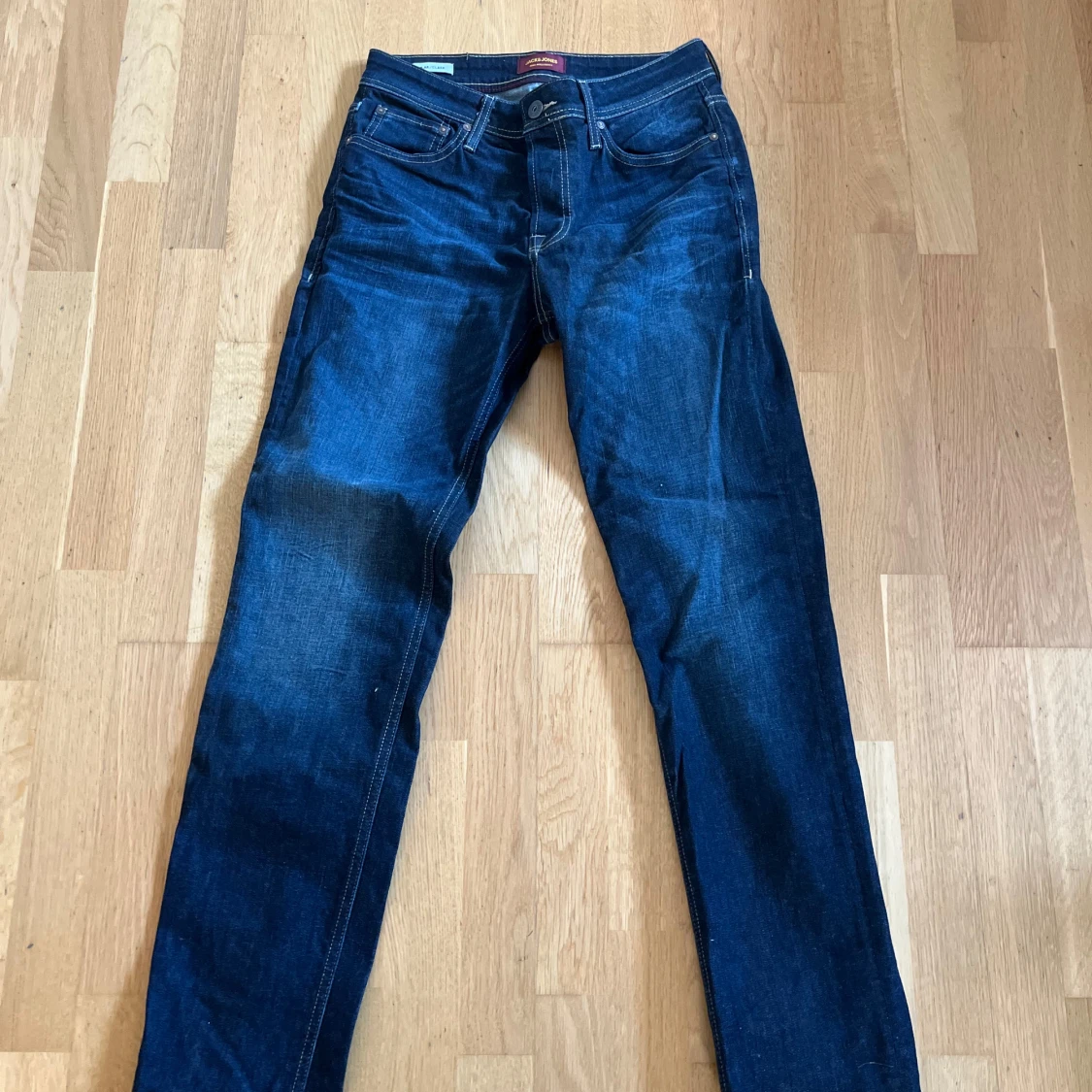 mörkblå jeans Jack and Jones 