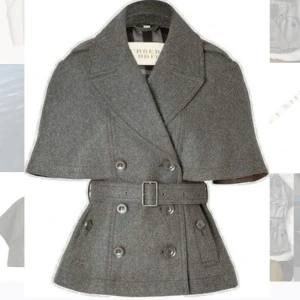 Grå kappa med bälte  - Jättesnygg grå kappa från Repeat, liknar den från Burberry väldigt mycket (även trendig på Pinterest) Pefekt nu för skolstart och tidig höst!! Priset är diskuterbart!