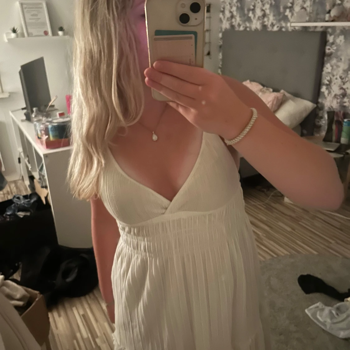 Vit somrig klänning med v-ringning