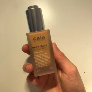 CAIA Dewy Drops Serum Foundation 30N - CAIA Dewy Drops Serum Foundation i nyansen 30N. ENDAST TESTAD. Köpte fel färg därav priset då jag bara vill bli av med den.