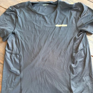 Svart tränings t-shirt från A-Z, Zlatan - Svart t-shirt från A–Z med sportig look och diskret tryck på bröstet och nedtill på ryggen. Tillverkad i ett lätt och ventilerande syntetmaterial, perfekt för träning. Klassisk rund hals och korta ärmar för maximal rörelsefrihet.