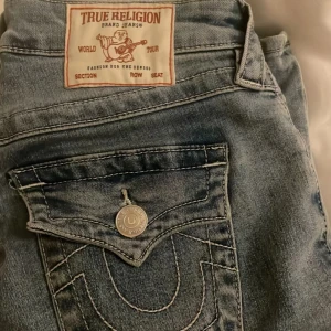 True religon jeans  - Ljusblå jeans från True Religion i modellen BECCA ( mid Rise bootcut).❤️Dem är lite avklippta nere vid benen, hör av er till mig så kan jag skicka bild!