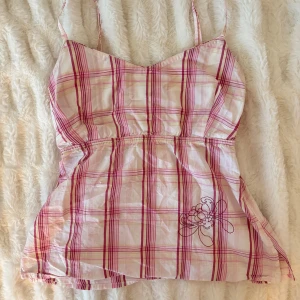 Babydoll topp - Supper gullig babydoll topp i storlek S! Den har ett rosa rutigt mönster och en dragkedja på sidan för att ta på och av lätt. 