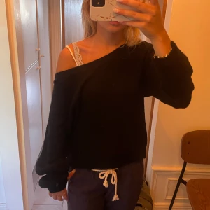 Svart offshoulder stickad tröja - Svart stickad tröja med offshoulder. Använd 1 gång!❤️