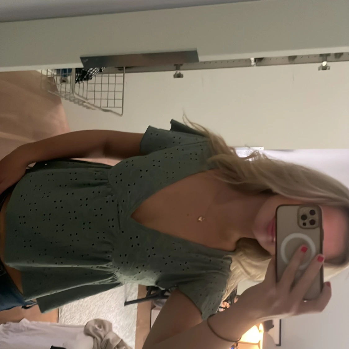 Grön blus med v-ringning och volang - 2