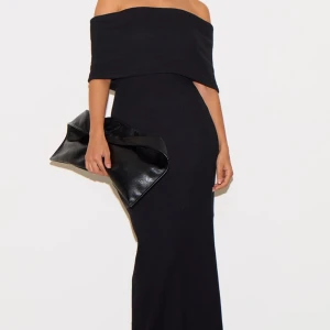 Svart lång klänning - Ribbad super fin Off shoulder klänning med prislapp kvar 🩷💕size 8 motsvarar s/36