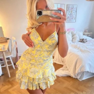 Gul klänning  - Superfin gul kortklänning från H&M, helt slutsåld!! Aldrig använd och fortfarande med prislapp!