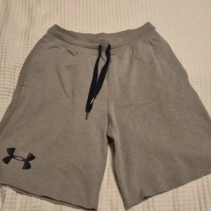Shorts Under Armour  - Shorts Under Armour.  Se mått på bilder. Se gärna mina andra annonser och skapa bundels.