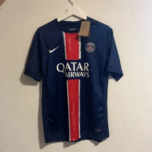 Fotbollströja PSG - Snygg helt by psg tröja. Helt ny me tag och allt. Finns shorts också 