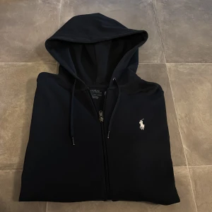 Ralph Lauren zip hoodie  - Skick: 10/10 | Storlek: XS | Passar perfekt för dig som är 165-170 | Nypris: 2195 | Mitt pris: 1600 | Köparen står för frakt | Vill endast ha seriösa köpare | Kvitto finns | Köpt på Zalando | Hör av er vid frågor. 